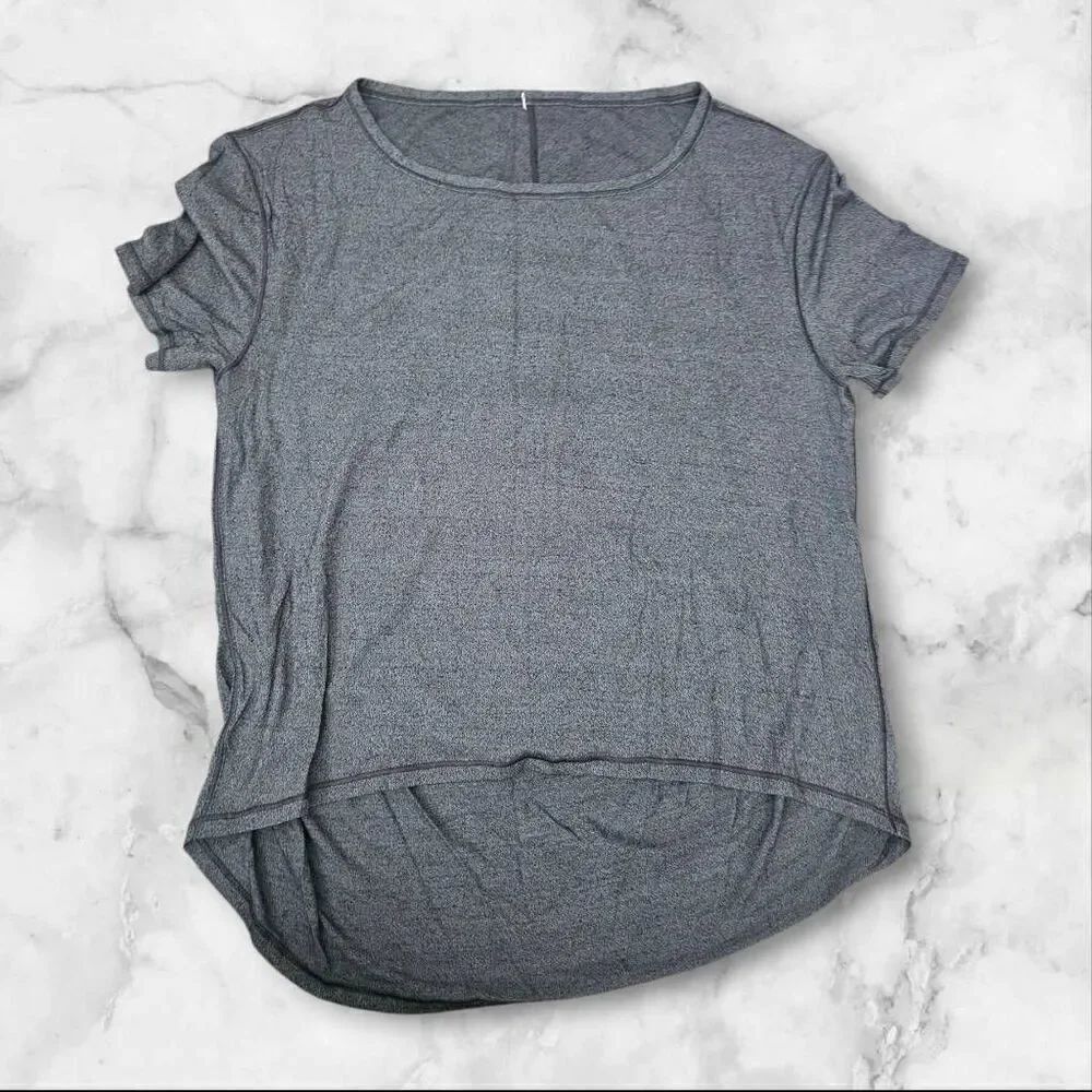 Lululemon Size 6 Gray Short Sleeve Shirt